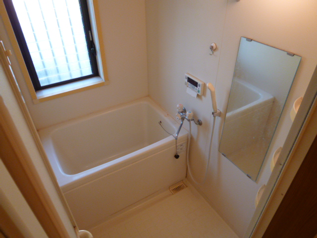 Bath. With window ventilation ◎ Reheating is also a convenient