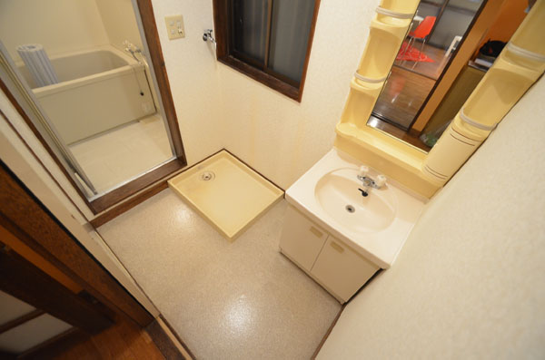 Washroom. Indoor Laundry Storage is equipped.