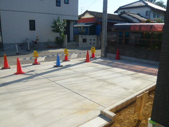 Parking lot. 1 Building Wide margin