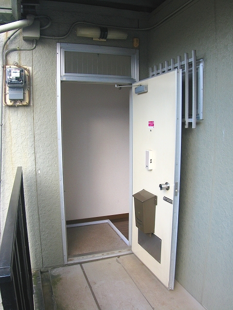 Other. It becomes the image from the entrance outside.