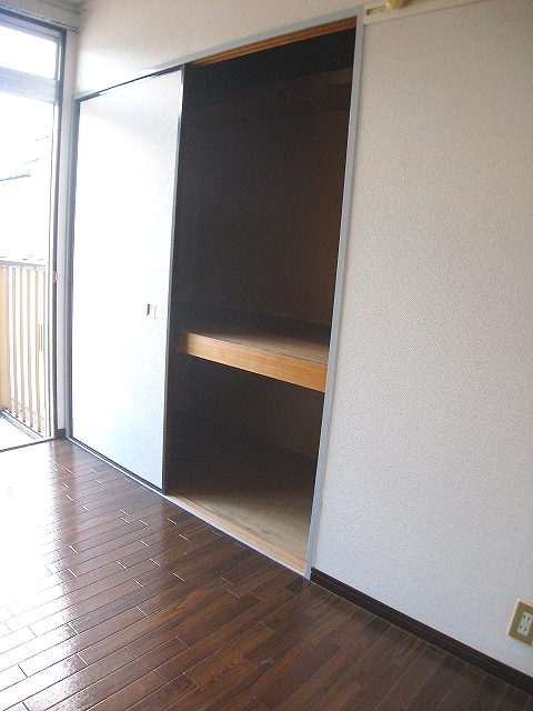 Receipt. Is plenty of storage. There is also a depth.