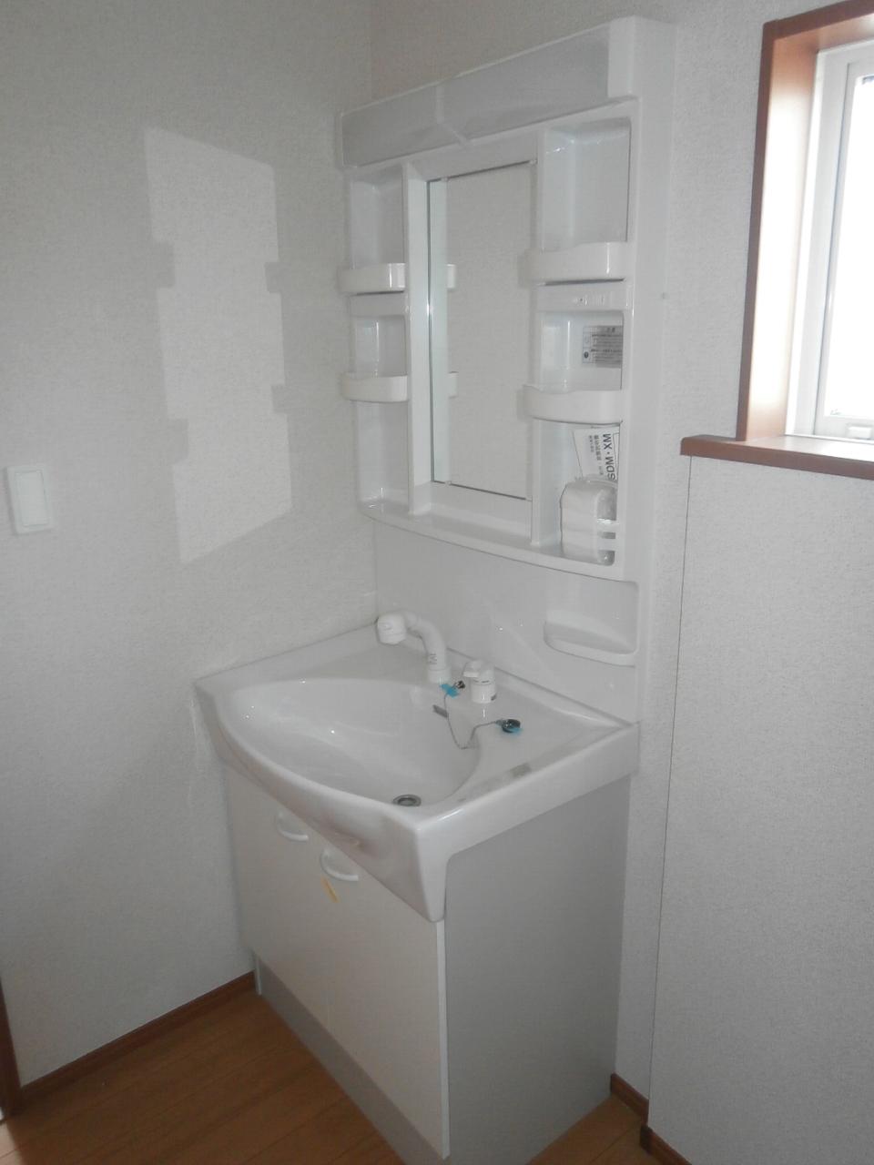 Wash basin, toilet. Building 3 (shampoo dresser) same specification!