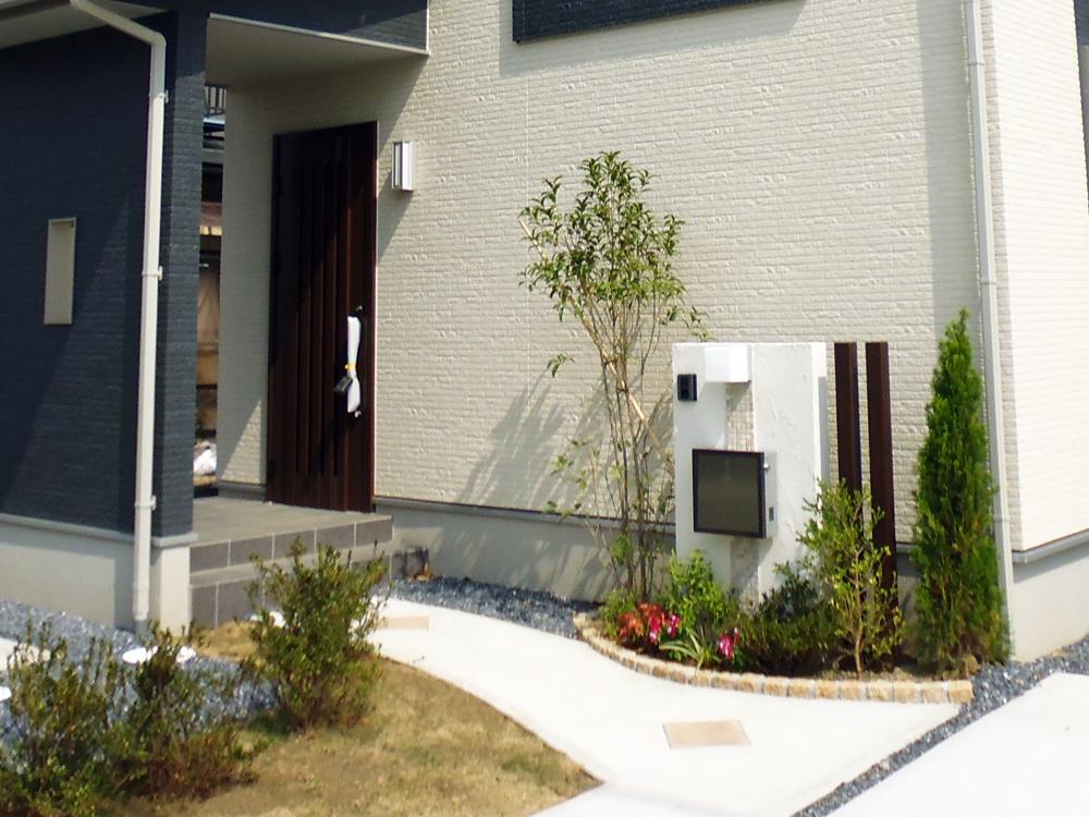 Local appearance photo. Approach to welcome family and customers. Intercom, With gatepost with a post / Local appearance (December 2013 shooting)