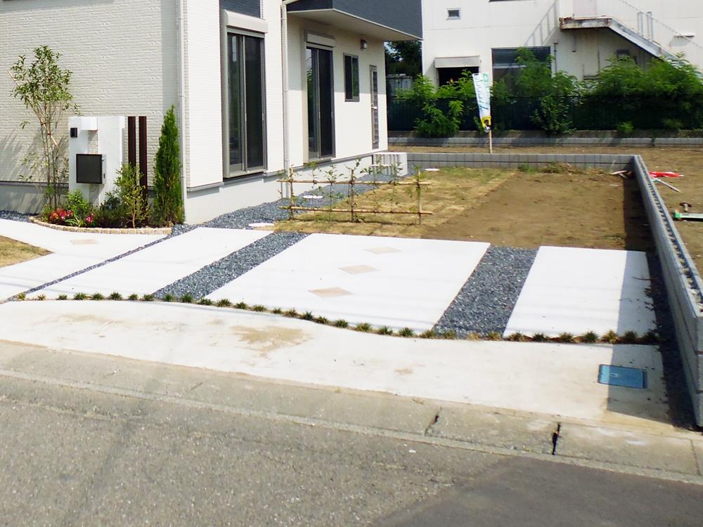 Local appearance photo. . Two units can be parallel parking. Out is happy because the frontage also wide / Parking (December 2013 shooting)