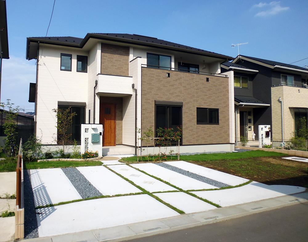 Local appearance photo. C Building facing south road, 1F share storage space 3 places, 2F wide & inner balcony, Excellent 1 buildings in usability (September 2013 shooting)
