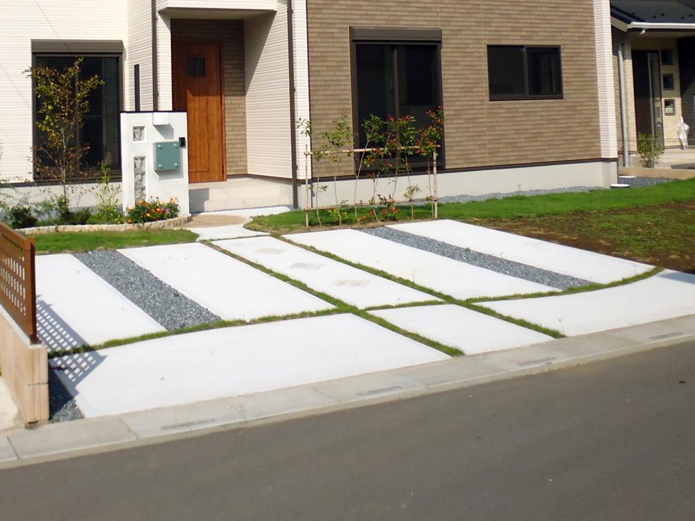 Garden. C Building ・ Both L Building wide frontage two parallel available parking car space, With home garden you can also enjoy the garden (image is local C Building / September 2013 shooting)