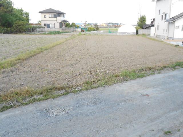 Local photos, including front road. Local (05 May 2013) shooting (from the southwest side of the road)