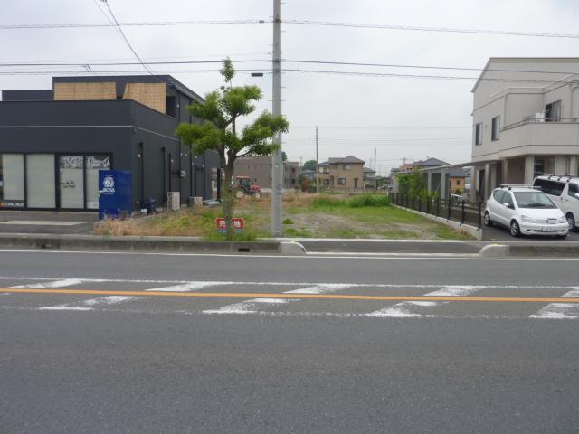 Local photos, including front road. Local (06 May 2012) shooting