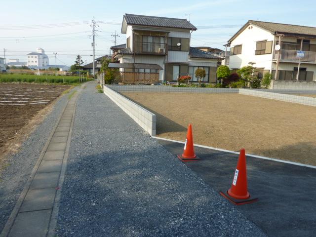 Local photos, including front road. Local (5 May 2013 ) Shooting