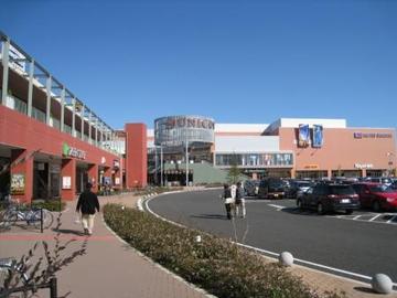 Shopping centre. UNICUS Kamisato until the (shopping center) 975m