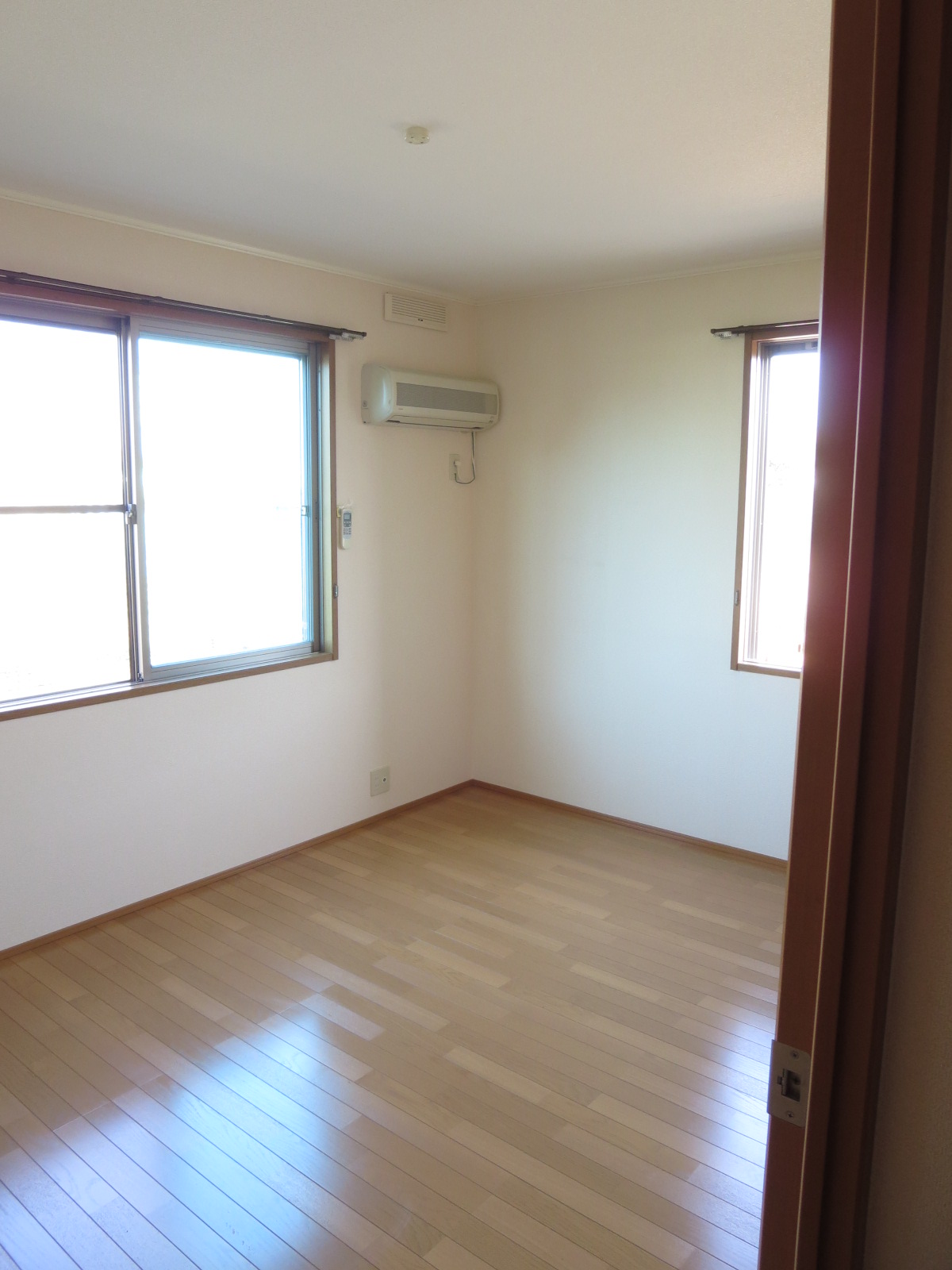 Living and room. Air-conditioned rooms also in northeast Western-style. There is also a large storage.