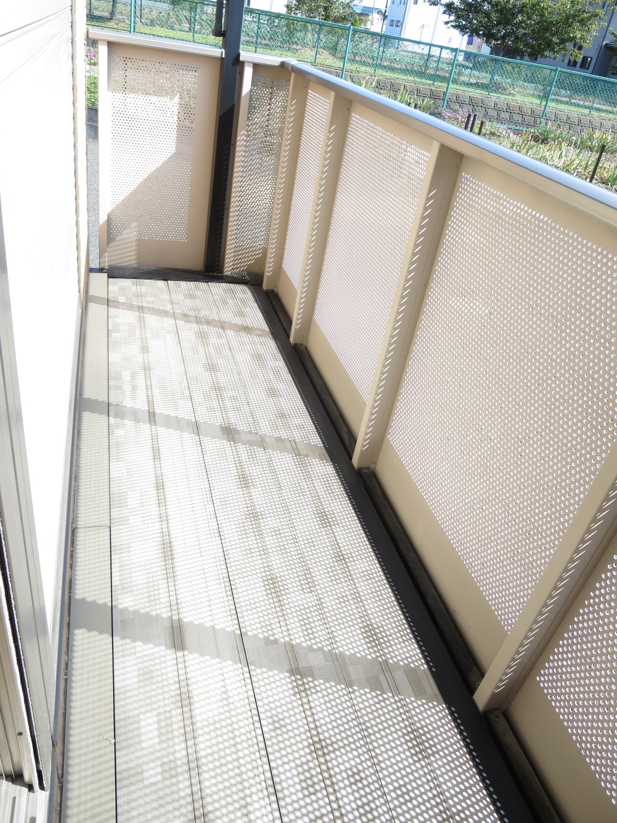 Balcony. Spacious balcony Hoseru laundry and bedding are a lot of