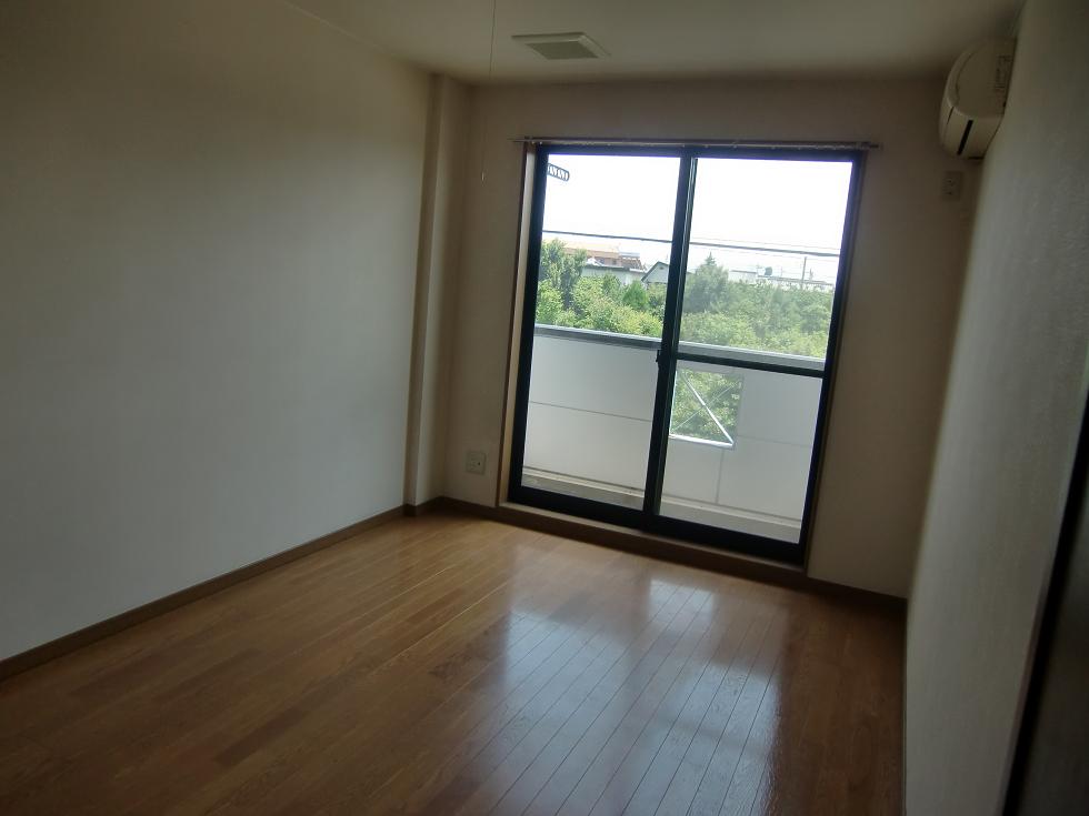 Living and room. Western-style is day is good!