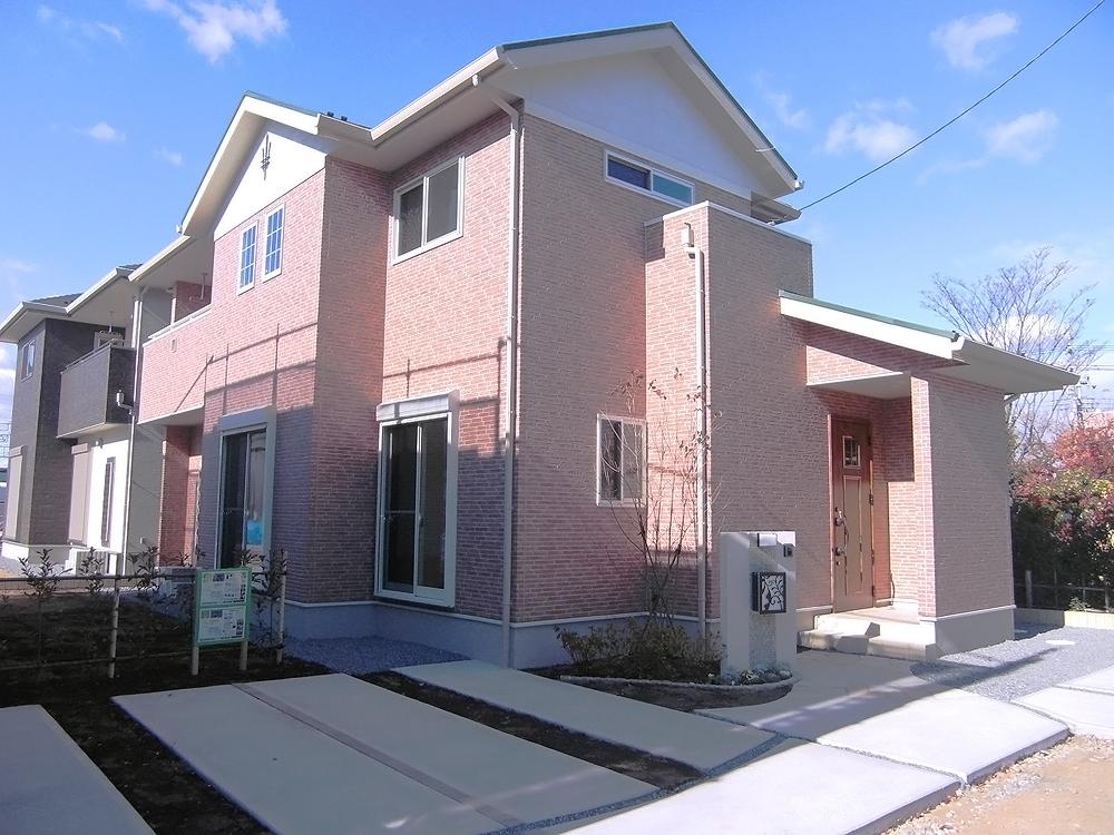 Local appearance photo. House clearing the energy-saving achievement rate of 100% or more in the top runner standard. (Window glass all rooms pair glass, kitchen ・ Bathroom with shower water-saving type, Fluorescent lighting use, etc.) / Building 2 (December 2013 shooting)