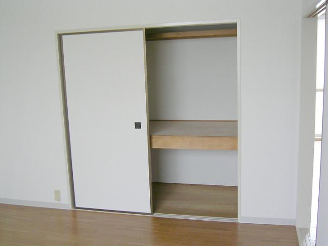 Other room space. North Western-style housing