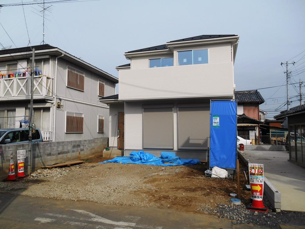 Local photos, including front road. Local (12 May 2013) Shooting