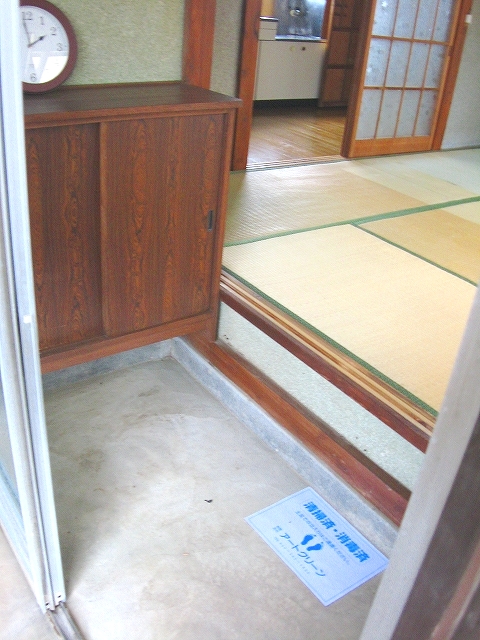 Entrance. It is the entrance with a shoebox.