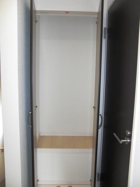 Receipt. 2nd floor hall storage