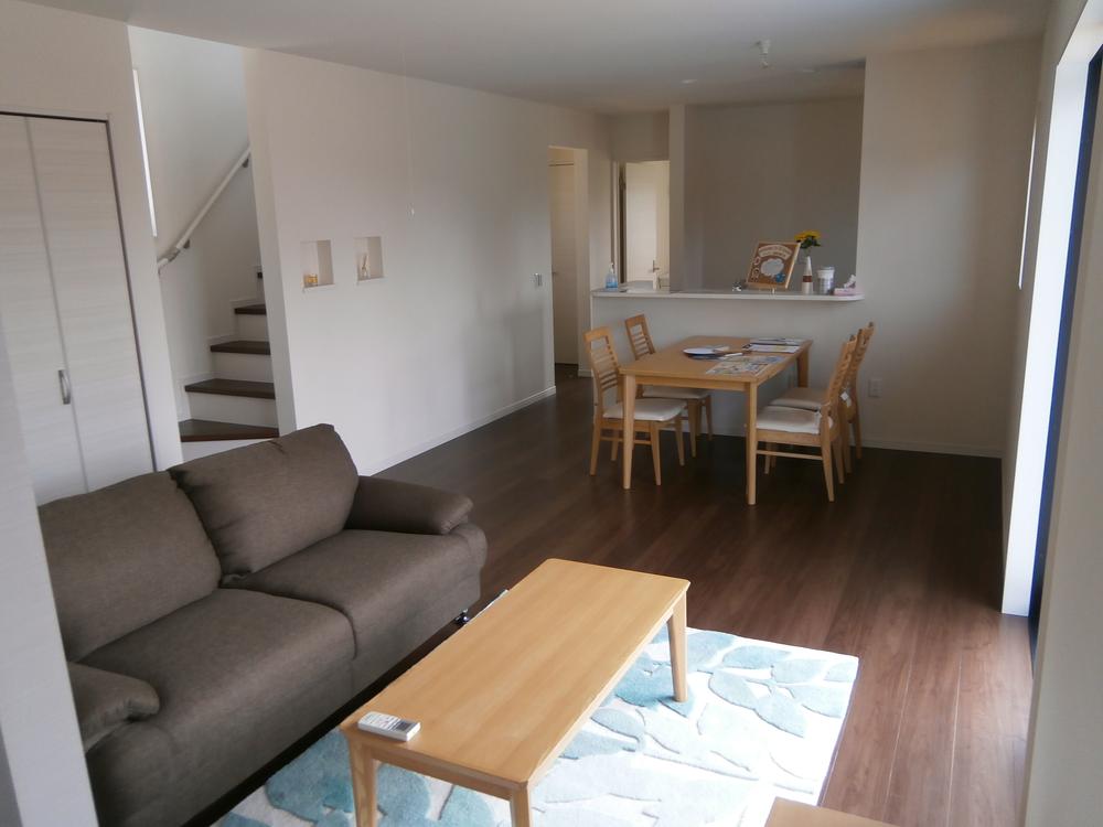 Living. Room (August 2013) was put in the shooting furniture. This use of the living room is obvious! 