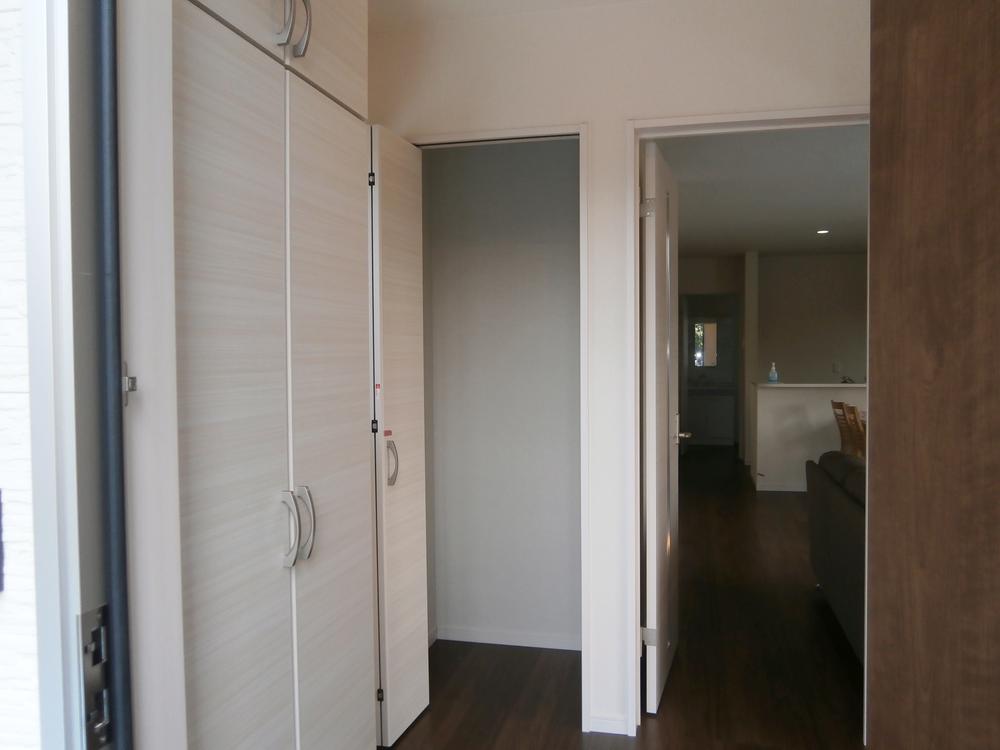 Entrance. Entrance housed in a tall type of shoebox