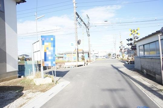 Local photos, including front road. Frontal road