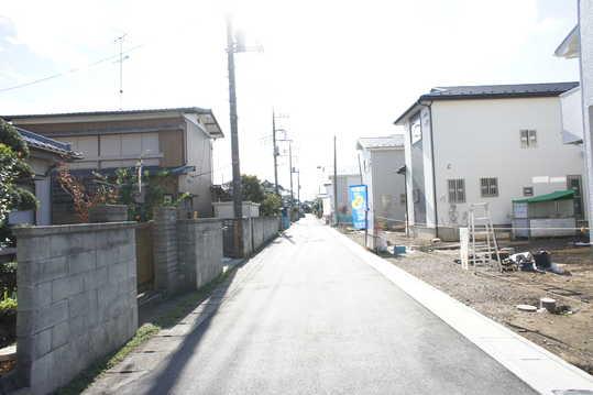 Local photos, including front road. Frontal road