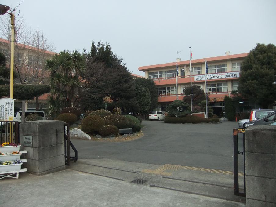 Junior high school. Kounosu until junior high school 320m "strongly, Reliable junior high school to nurture the students "is the slogan. School children is also safe because almost in the same position as the Kounosu East Elementary School.