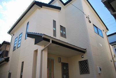 Local appearance photo. The outer wall "Asahi Kasei Hebel power board" thermal insulation performance is more than three times compared to the general ceramic siding. Also, It boasts a high fire performance.