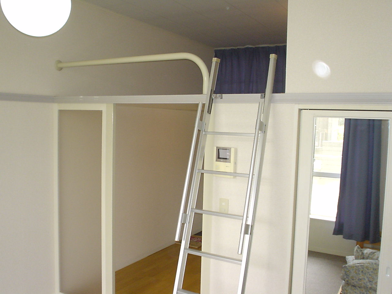 Living and room. Living room part loft part there about 6 Pledge also there is a breadth of about 4 quires.