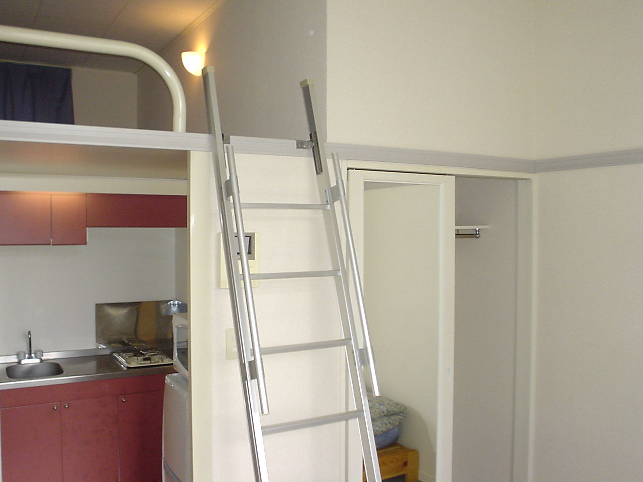 Living and room. Internet is also unlimited per month 1.600 yen.