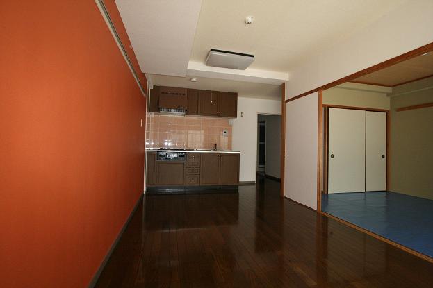 Living and room. Also fashionable atmosphere of the room in a novel accent Cross