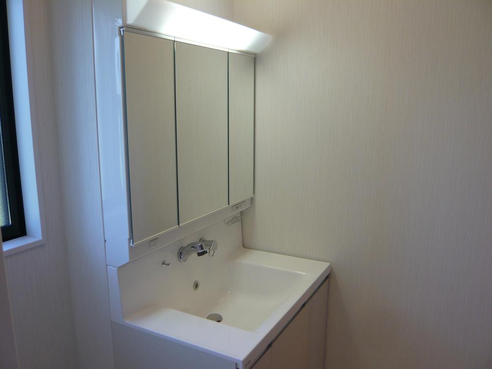 Wash basin, toilet. All together your family wash room of dressing that can also be relaxed. A comfortable life with plenty of storage in the wash basin with a hand shower, which provided the!