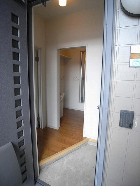 Entrance. Wide entrance!