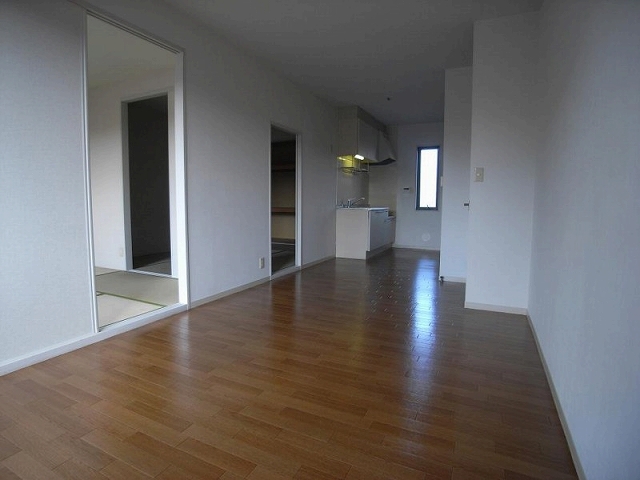 Living and room. Spacious LDK!