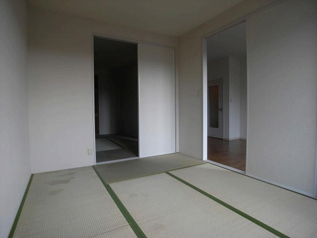 Living and room. Good per sun! Japanese-style room 6 quires