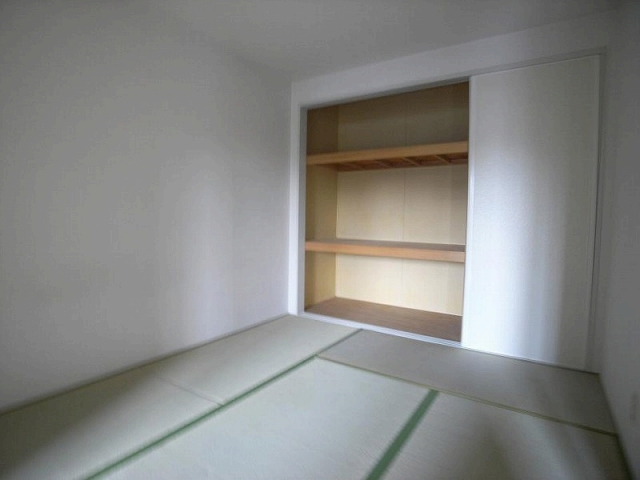 Living and room. Storage lot! Japanese-style room 6 quires