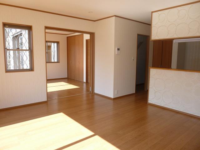 Same specifications photos (living). Building 2 Families gather LDK has designed to be easy to spend. All rooms with LED lighting!