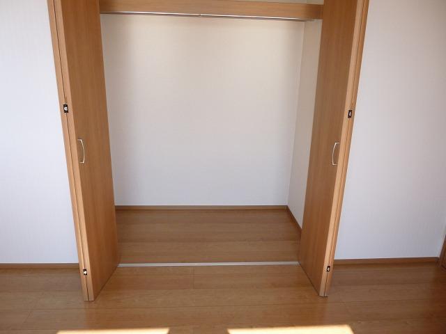 Receipt. Building 2 closet takes widely depth, It emphasizes the ease of use.