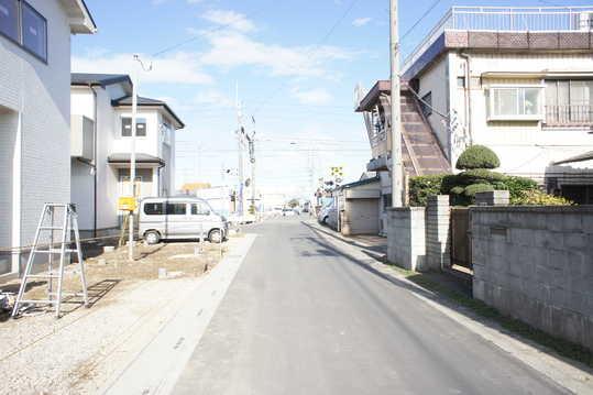 Local photos, including front road. Frontal road