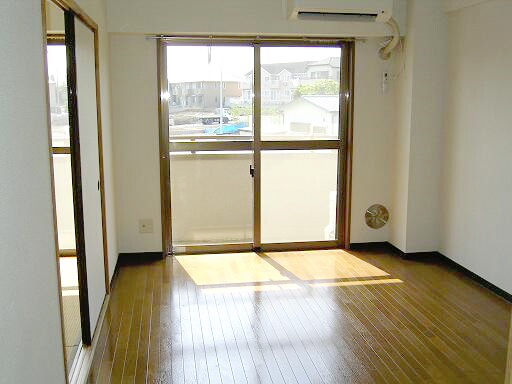 Living and room. It comes with air conditioning.