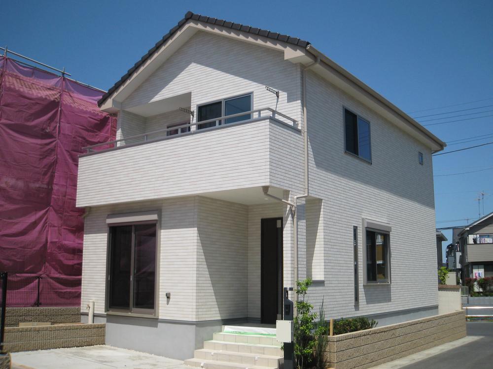 Local appearance photo. (11) Building Corner lot is the property. Sunny. Car space parallel two possible!