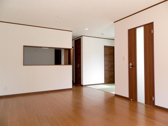 Living. (11) Building LDK is leisurely 18 Pledge. Tatami space of Tsuzukiai ・ Please make sure at all means local, such as housework flow line of thought of the life around the water.