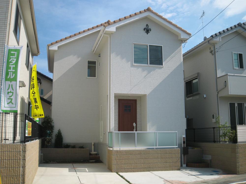 Local appearance photo. 10 Building In the European type of appearance design. 20 Jokoe LDK of. Is a floor plan with a vaulted ceiling.