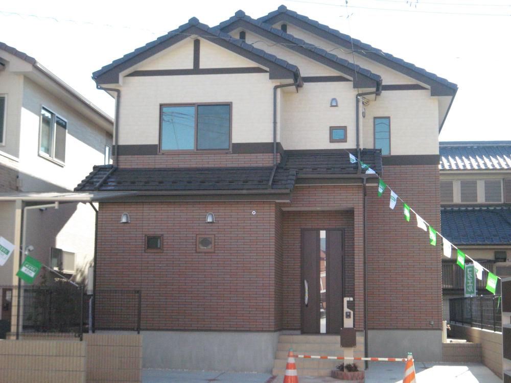Local appearance photo. (5) Building was appearance. Is the shiny appearance design Hari divided personality in the siding of tile tone.