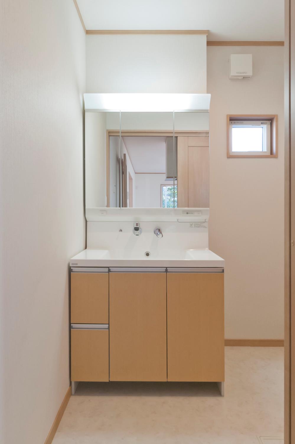 Wash basin, toilet. It is the vanity of each building W900 Miri. A lot of your cosmetics is Maeru triple mirror type.