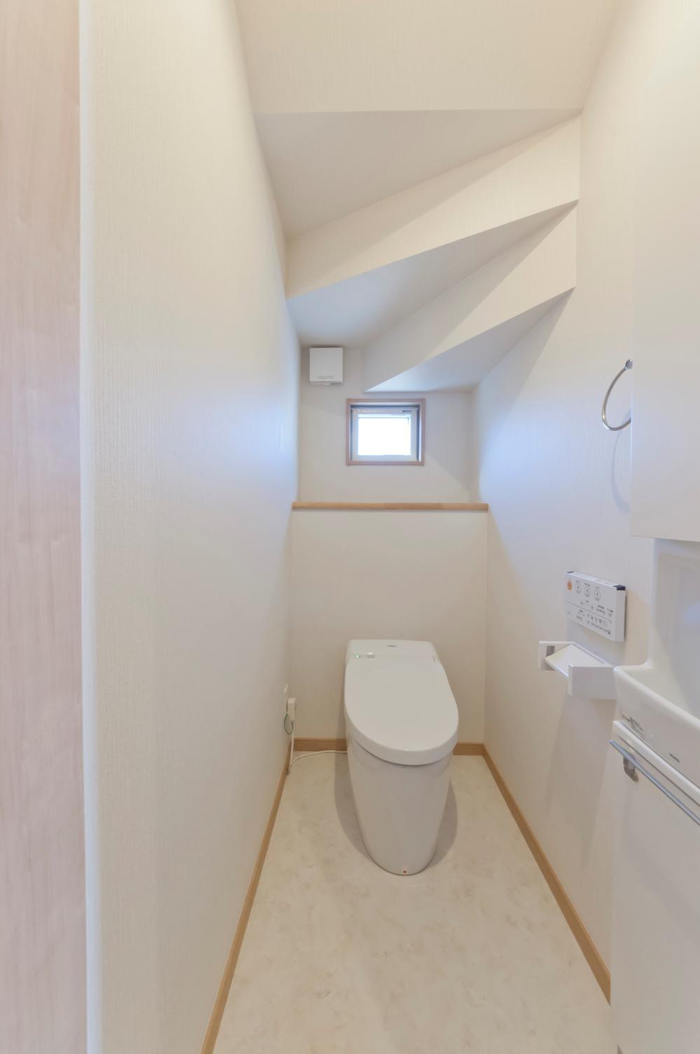 Receipt. All building automatic opening and closing auto cleaning function of the high-function water-saving toilet. It is with automatic handwashing faucet.