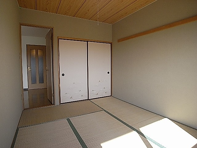 Living and room. South Japanese-style room 6 quires