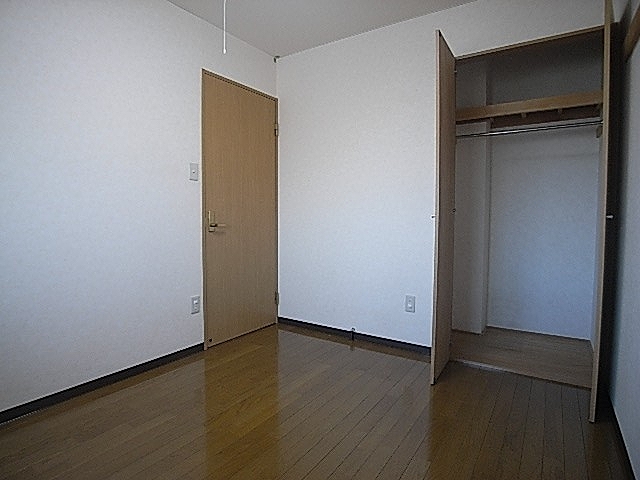 Living and room. North Western-style 5 Pledge