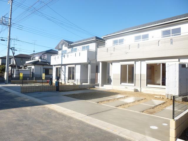 Local photos, including front road. Day is outstanding because the site is also wide in the field (12 May 2013) shooting south road. 