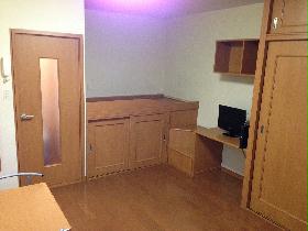 Living and room. 1F flooring, 2F is carpeted